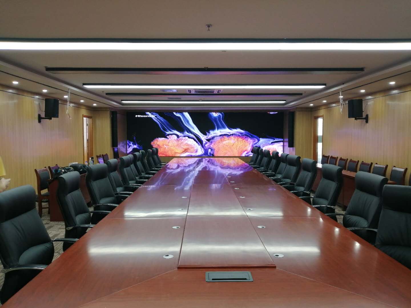 濰坊某事業(yè)單位音、視頻會(huì)議集成項(xiàng)目完工，會(huì)議辦公、音響系統(tǒng)、1.2小間距顯示系統(tǒng)完美融合